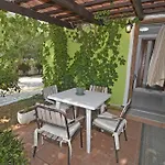 Oasis Beachfront Studios & Apartments, By Zantewize
